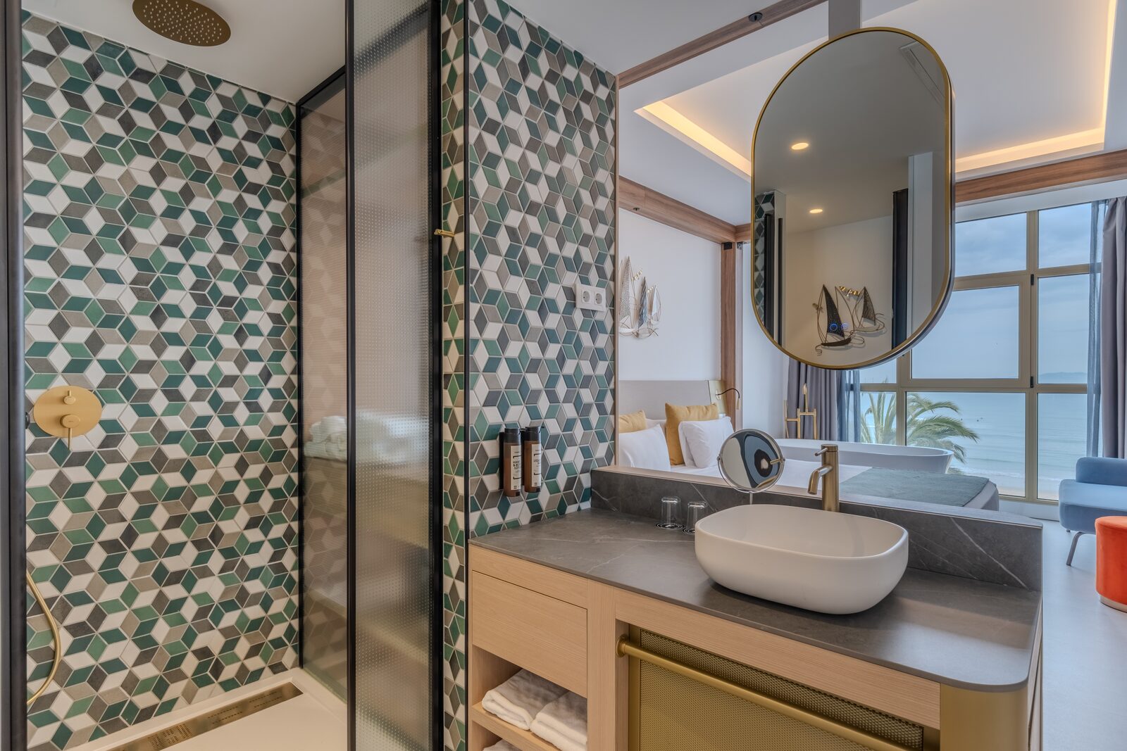 Baño de la Premium con bañera frente al ventanal